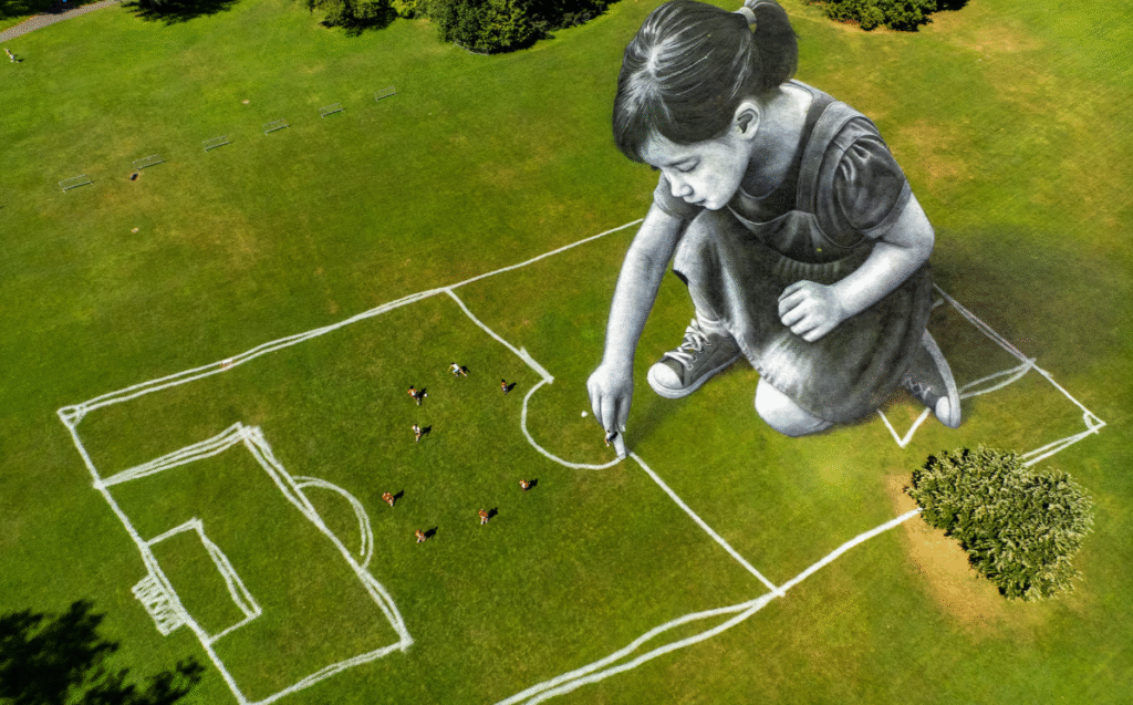 Njerëzit luajnë në një fushë të pikturuar me një vepër artistike nga artisti franko-zviceran Saype në Parc de la Grange në Gjenevë, Zvicër, më 30 qershor.