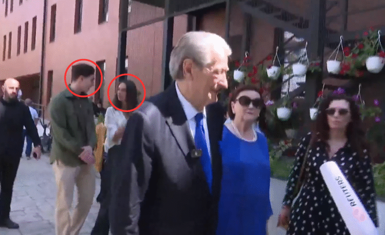 Berisha voton, shoqërohet nga e gjithë familja. Njihni edhe mbesën e nipin e tij (Video)