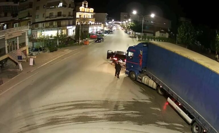 Vëllain e deputetit nuk e mbajnë nervat, sherr me kamionistin