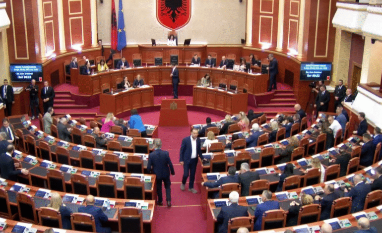Akuza, përplasje dhe tension në Kuvend (VIDEO)