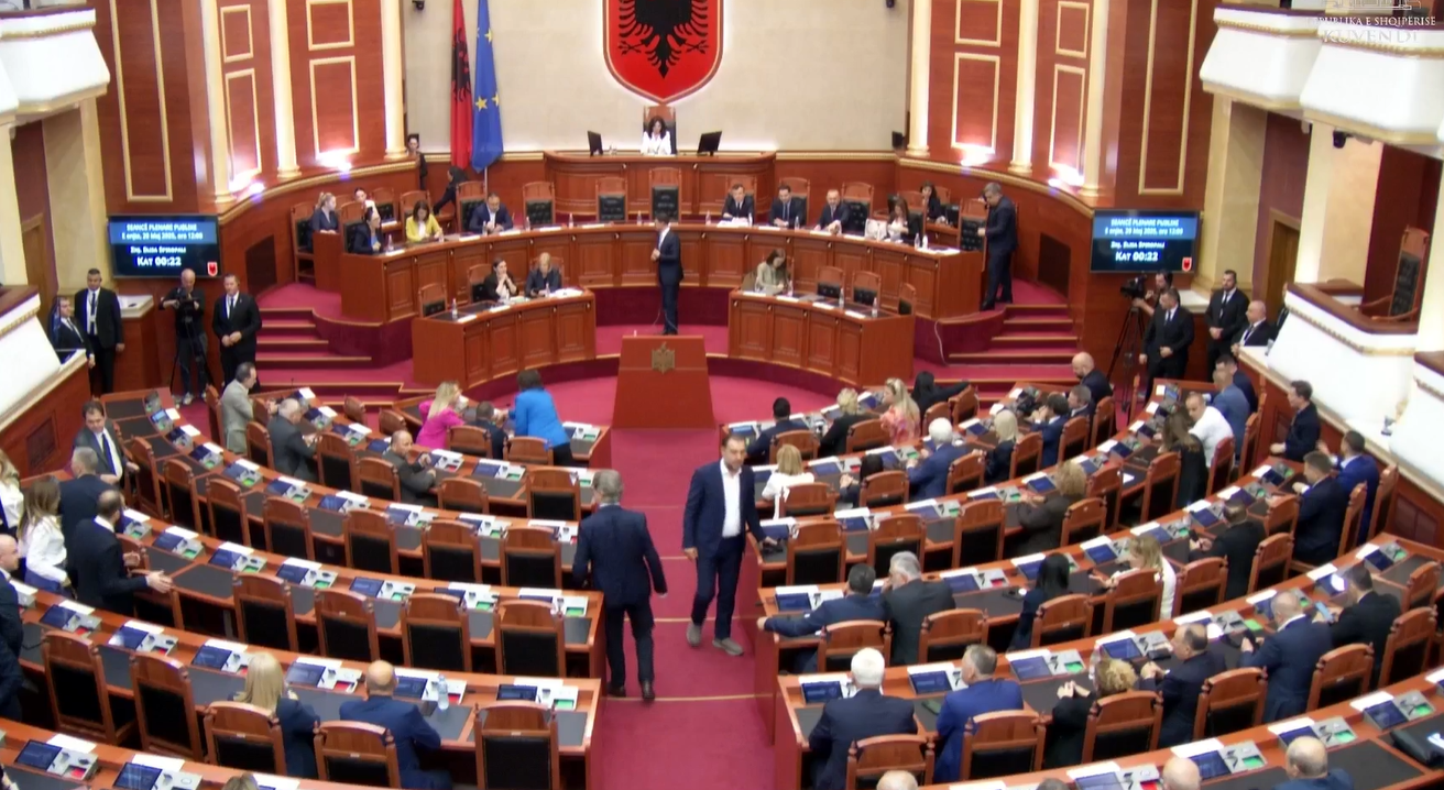 Akuza, përplasje dhe tension në Kuvend (VIDEO)