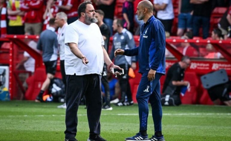 “Çmenduri” në Nottingham Forest: Pronari zbret në fushë dhe sulmon trajnerin