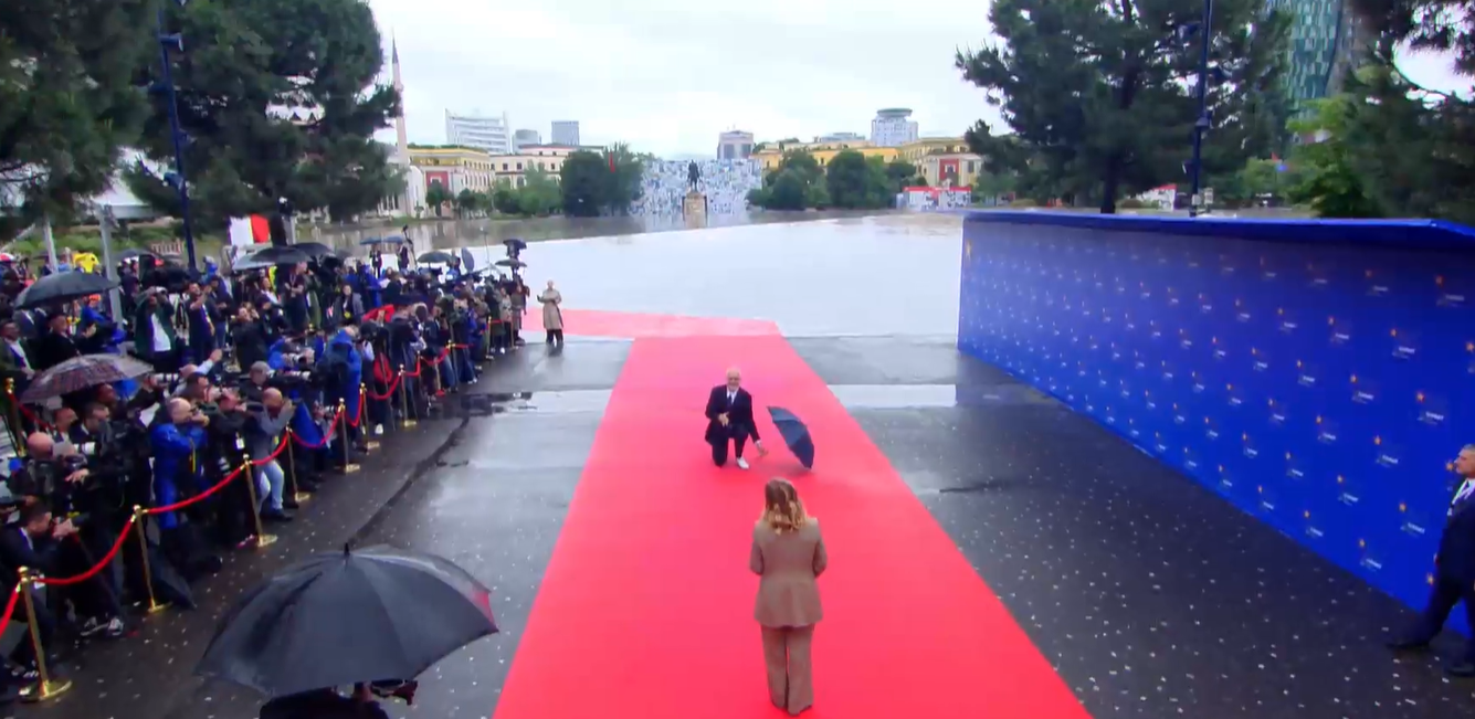 Rama i ulet në gjunjë Melonit, reagimi epik i kryeministres italiane (VIDEO)