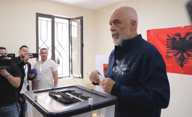 Edi Rama voton me “katunaren” e tij në Surrel (VIDEO)