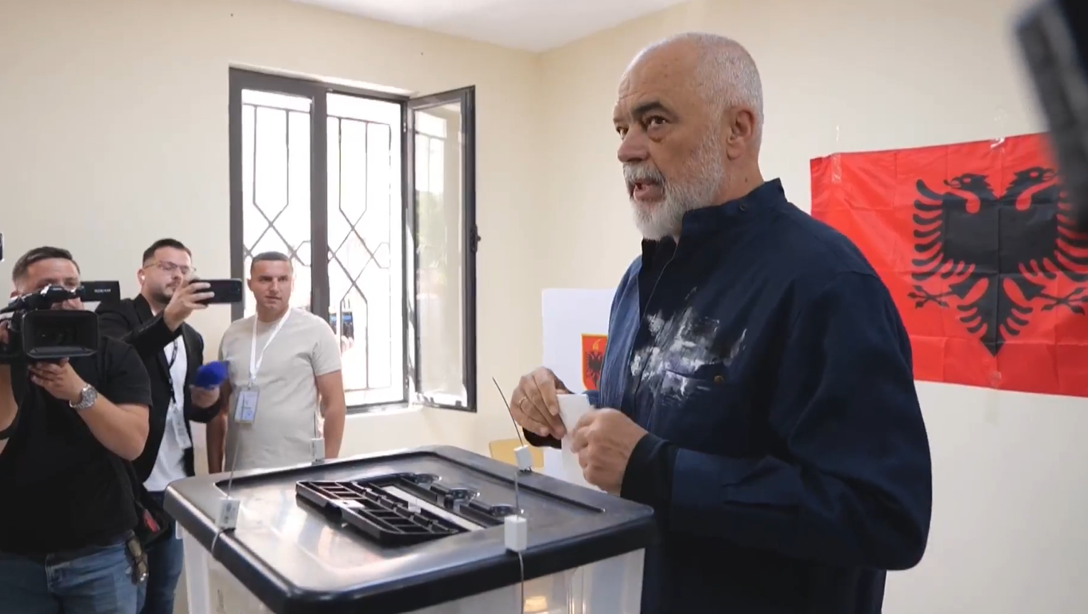 Edi Rama voton me “katunaren” e tij në Surrel (VIDEO)