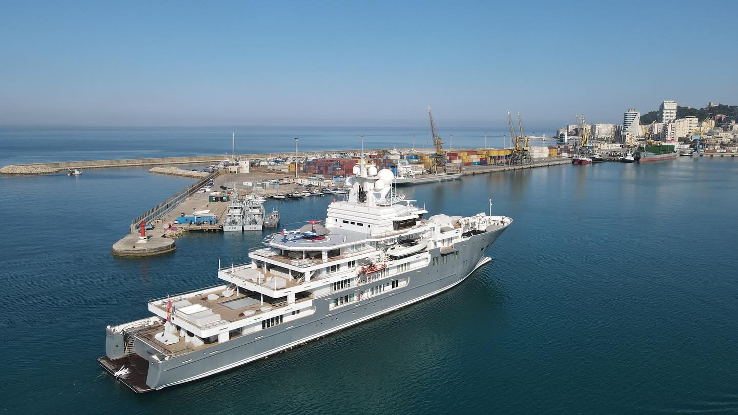 “Bisha” e miliarderit izraelit ankoron në Durrës: Luks, pasuri dhe lidhja me Trump (VIDEO)