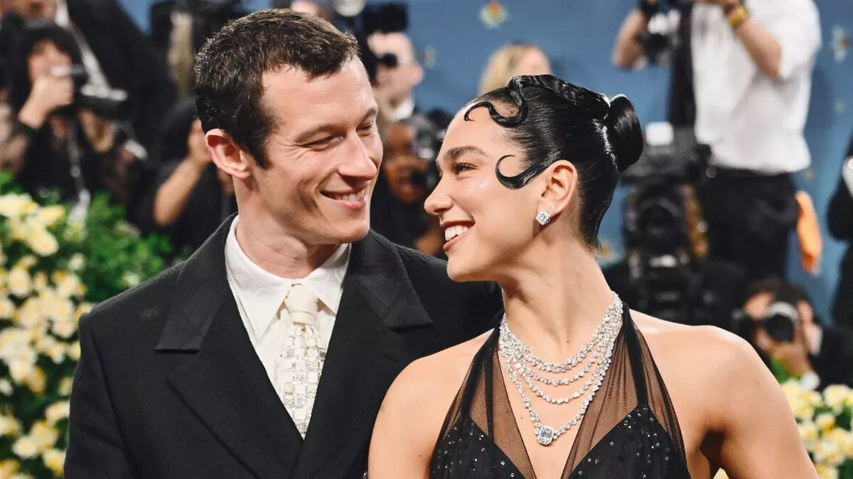 Dua Lipa konfirmon fejesën me aktorin