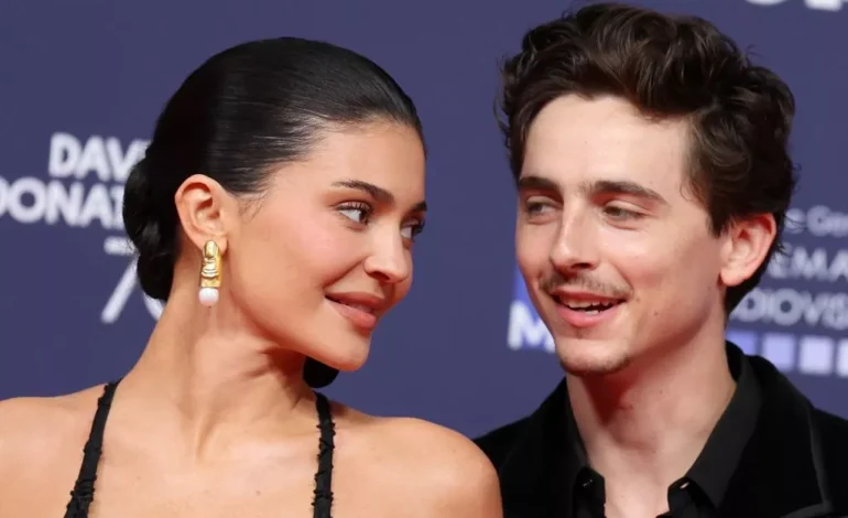 Kylie Jenner zbulon si arrin të qëndrojë “normale” mes famës dhe lidhjes me Timothée Chalamet