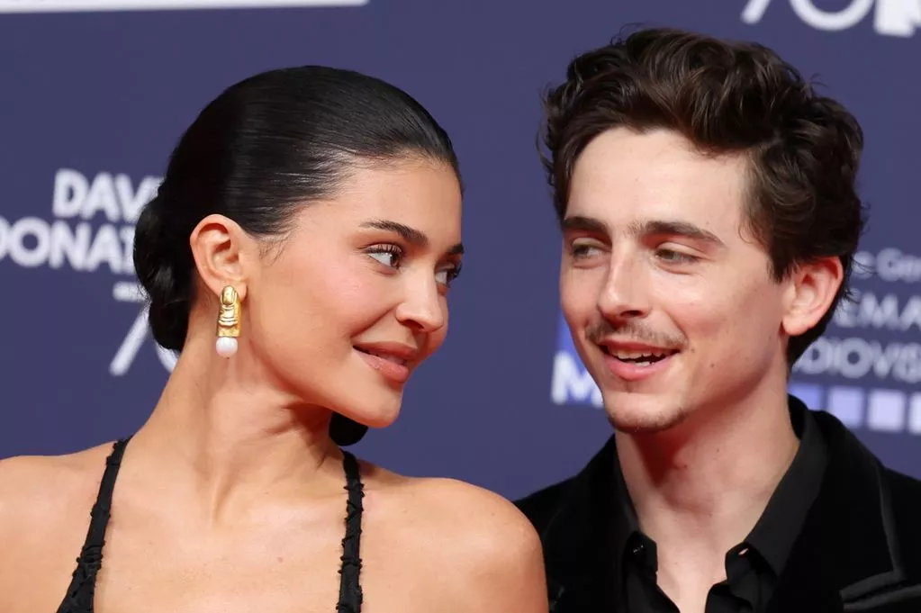 Kylie Jenner zbulon si arrin të qëndrojë “normale” mes famës dhe lidhjes me Timothée Chalamet