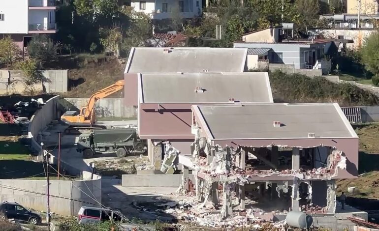 3 vilave pa leje në Sauk u vihet eskavatori, ja si po prishen (VIDEO)