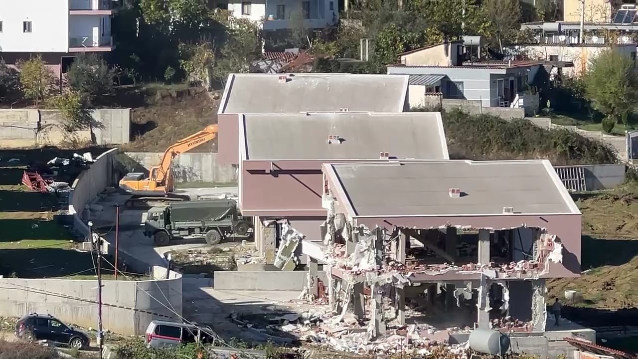 3 vilave pa leje në Sauk u vihet eskavatori, ja si po prishen (VIDEO)